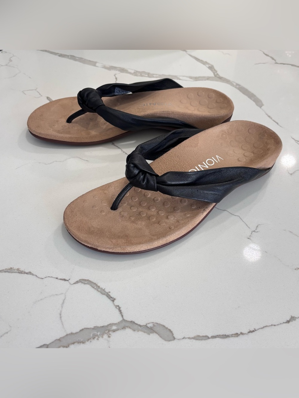 Vionic Black Knot-Front Thong Sandals with Cushioned Tan Footbed Women’s 8.5